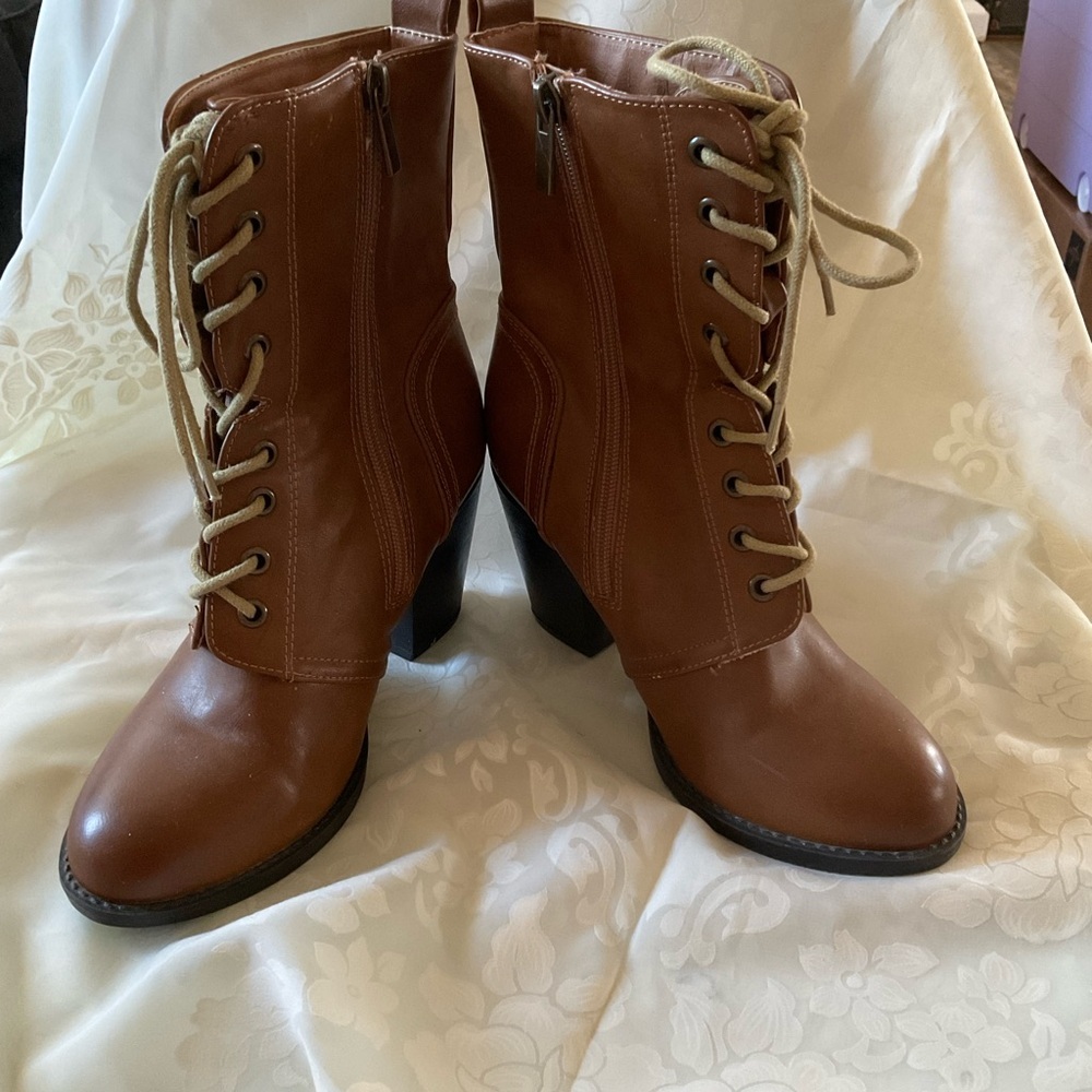 Brown Lace-Up Ankle Boots with a Chunky Heel. Size Medium (7-8) Medium Width - Picture 2 of 5